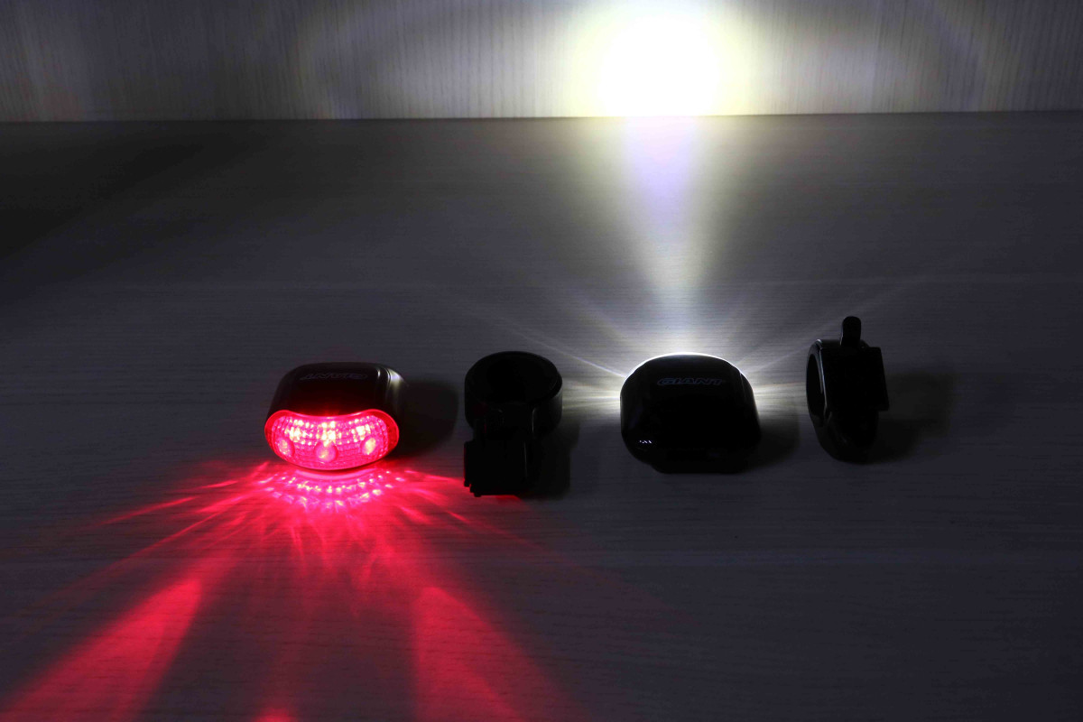 Đèn xe đạp Indicator Light Combo có khả năng chiếu sáng tốt trong bóng tối
