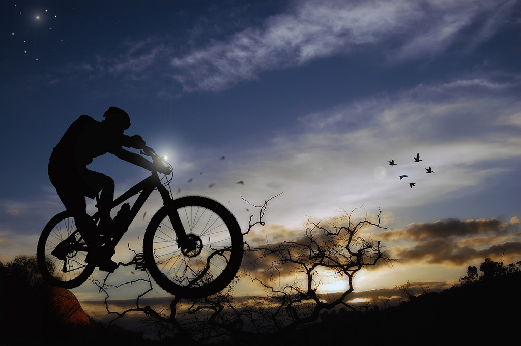 Biker sử dụng đèn xe đạp để tiện di chuyển khi trời dần tối