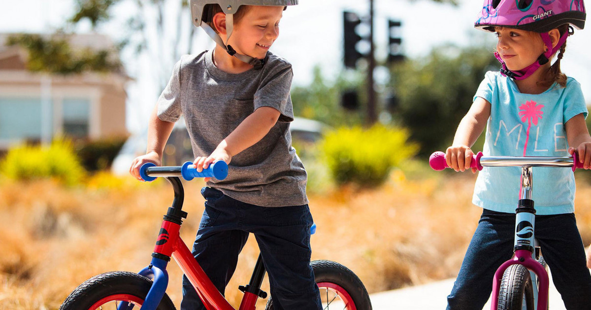 Các con hào hứng khi lái xe đạp 3 bánh trẻ em cùng bạn