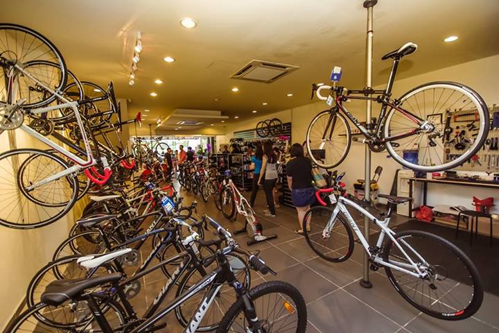 Khách đang được tìm mua những kiểu xe đạp điện thể thao bên trên cửa ngõ hàng