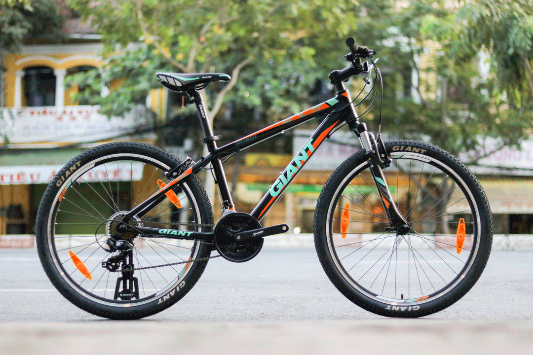 Xe đạp thể thao Giant Rincon với phiên bản màu đen mạnh mẽ