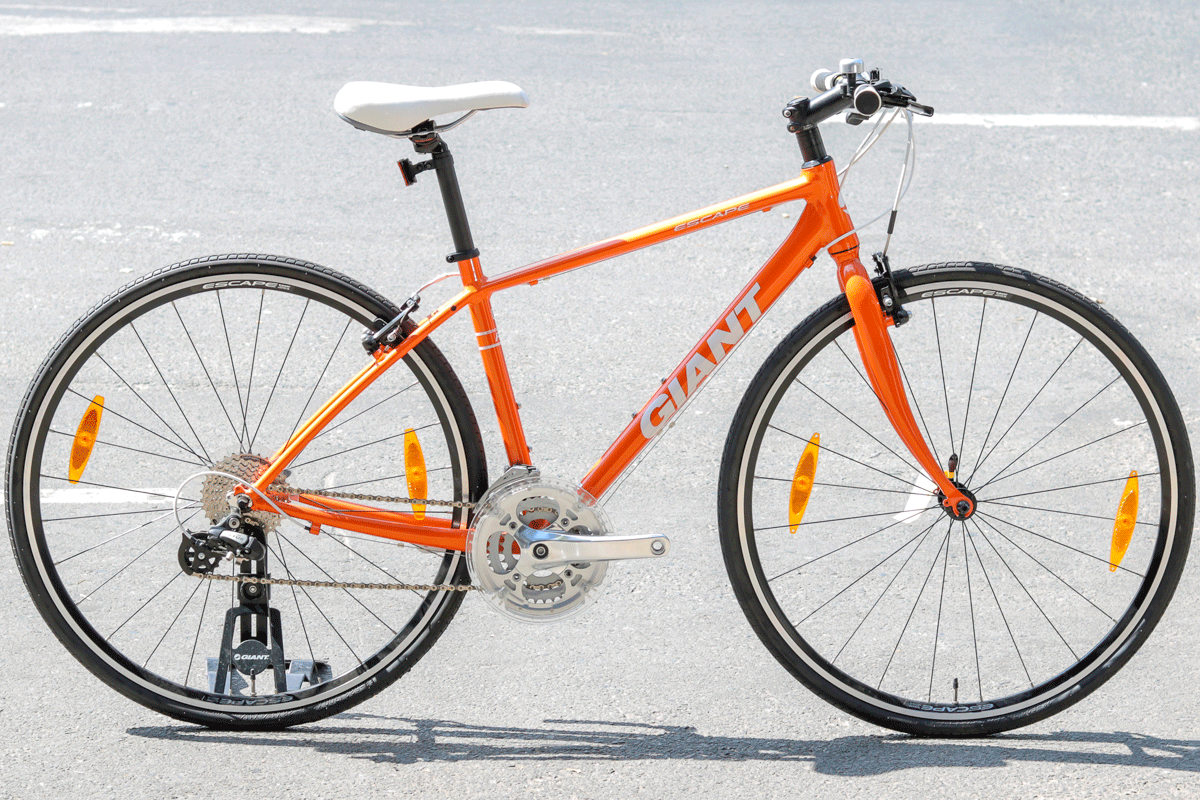 Xe đạp đường phố Giant Escape R3 được thiết kế theo phong cách cổ điển với màu cam sôi động