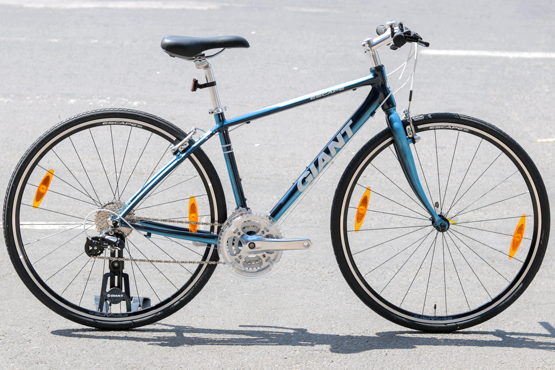 Xe đạp đường phố Giant Escape R3 được thiết kế theo phong cách cổ điển với màu xanh da trời