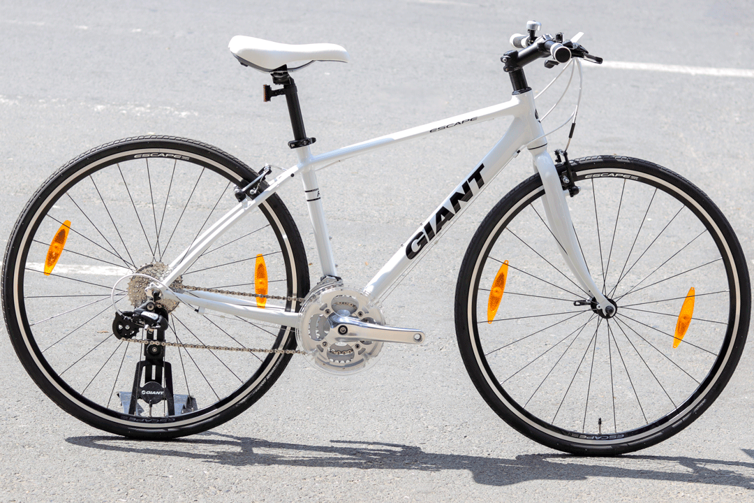 Xe đạp đường phố Giant Escape R3 được thiết kế theo phong cách cổ điển với màu trắng nhẹ nhàng
