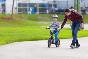 Cha dạy con điều khiển chiếc xe đạp trẻ em