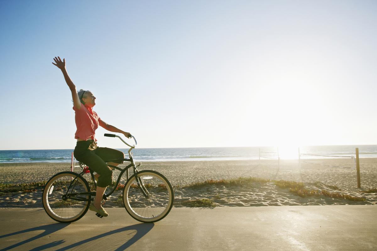 Chạy xe đạp đón bình minh trên biển đem lại sự vui tươi cho người đạp