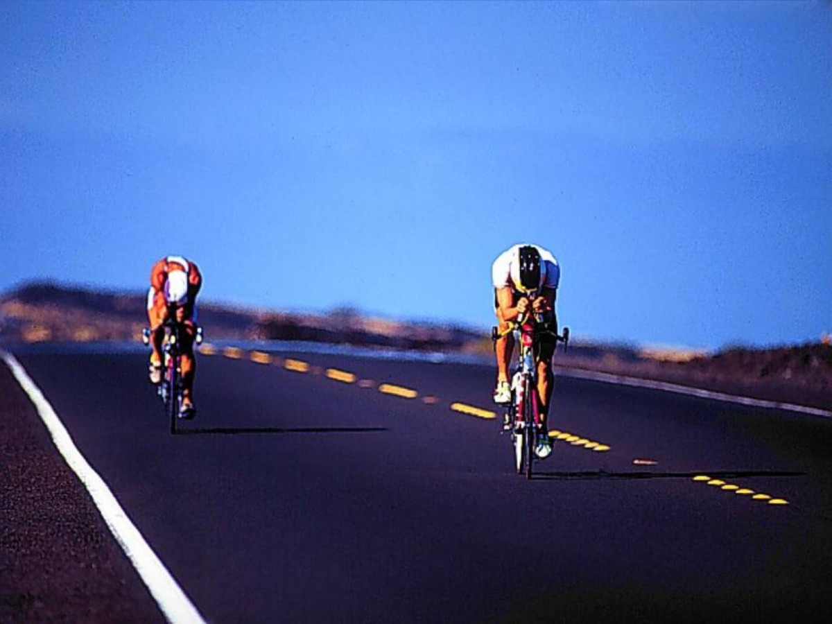 Tay đua hạ trọng tâm cơ thể để giảm sức cản của gió trên xe đạp road