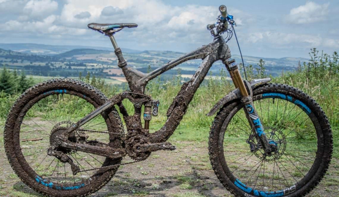 Chiếc xe đạp địa hình cũ dính đầy bùn đất