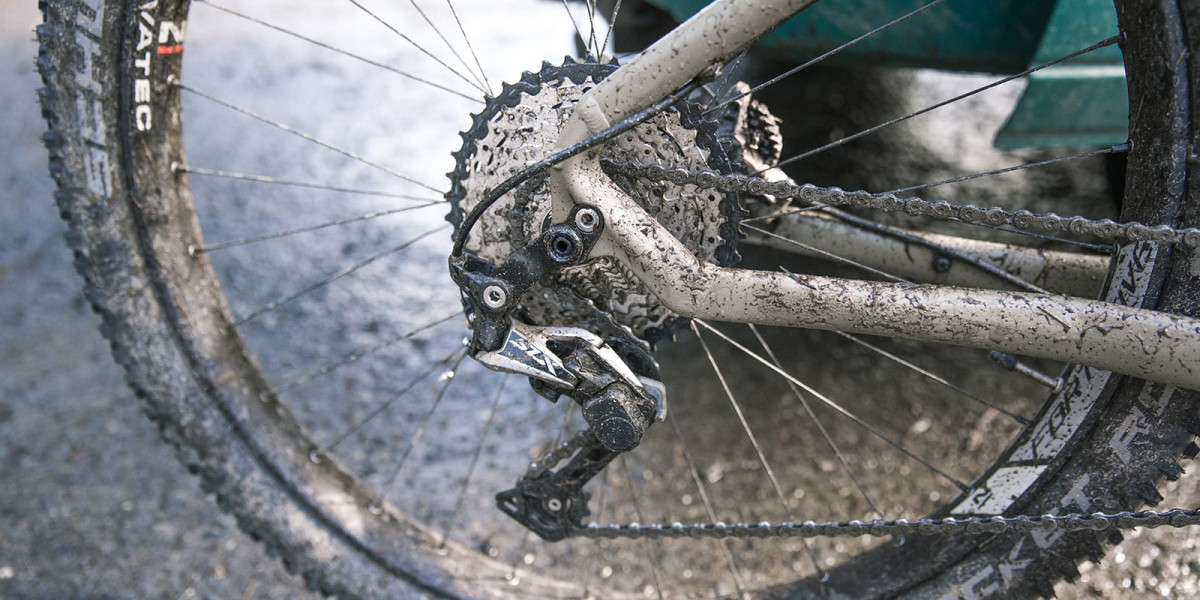 Bùn lầy bám đầy trên xe líp và sên xe đạp địa hình cũ gây khó khăn trong quá trình di chuyển