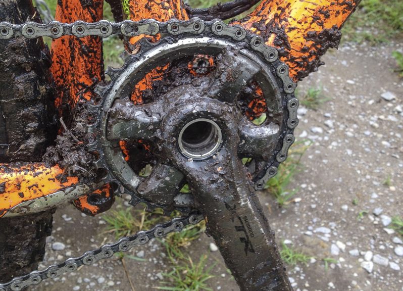 Giò dĩa xe đạp địa hình cũ là khu vực bám rất nhiều bùn lầy