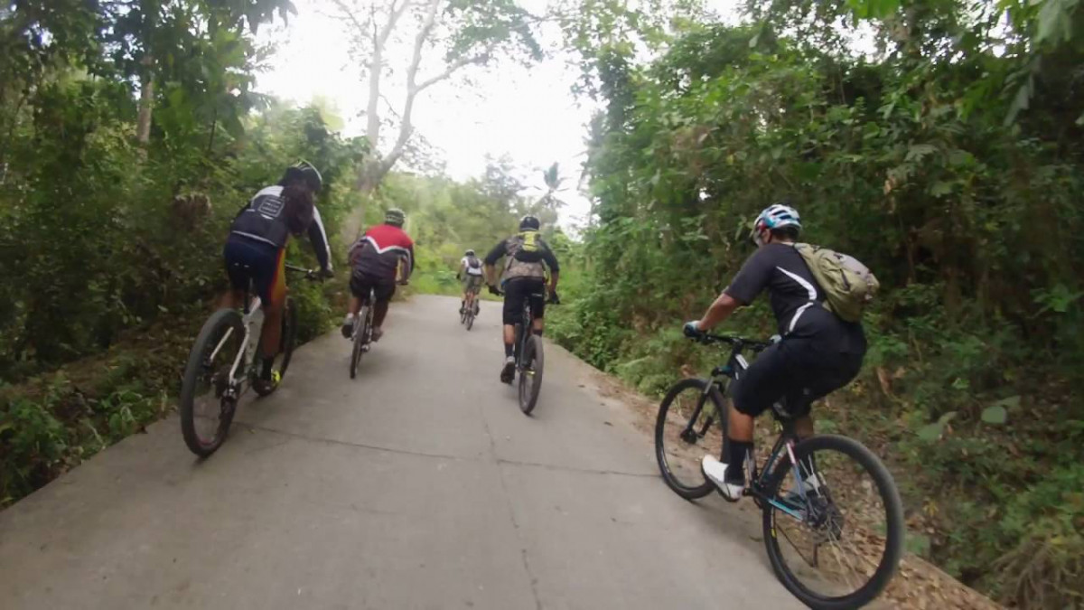 Các VĐV cùng nhau đạp xe vào rừng tập luyện