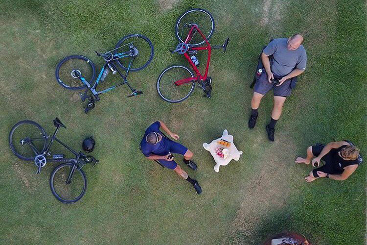 Những người bạn ngồi tâm sự với nhau về cuộc đời và những chiếc xe đạp thể thao