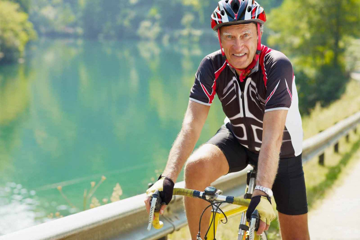 Người đàn ông lớn tuổi tự tin trên chiếc xe đạp thể thao của mình