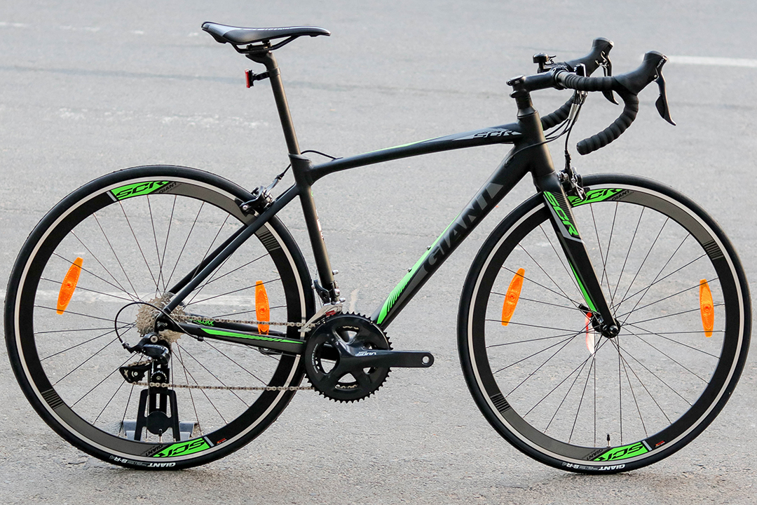 Xe đạp thể thao Giant với màu đen quyền lực và xanh lá kết hợp hài hòa
