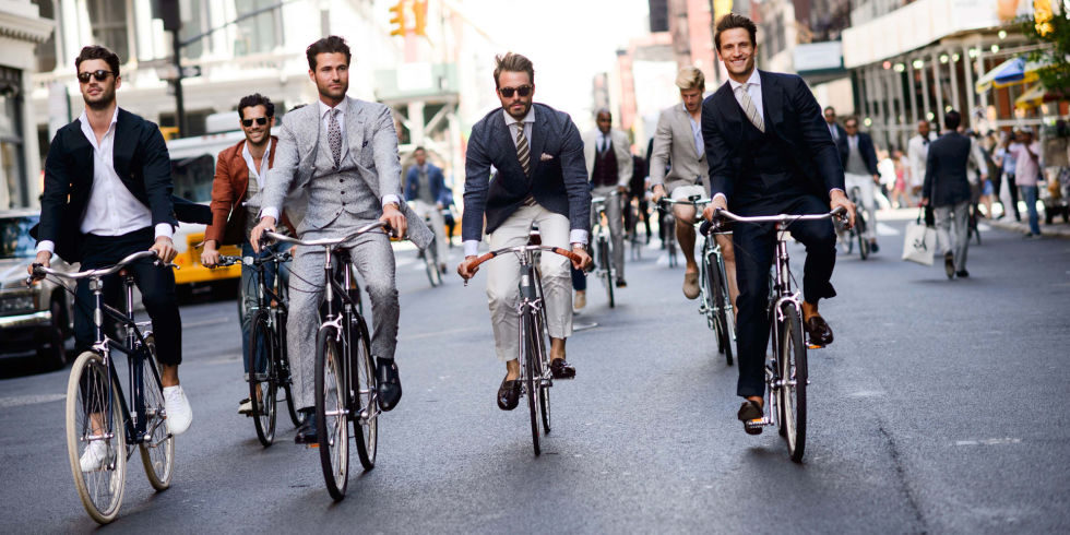 Những chàng trai vui vẻ đạp xe đến văn phòng