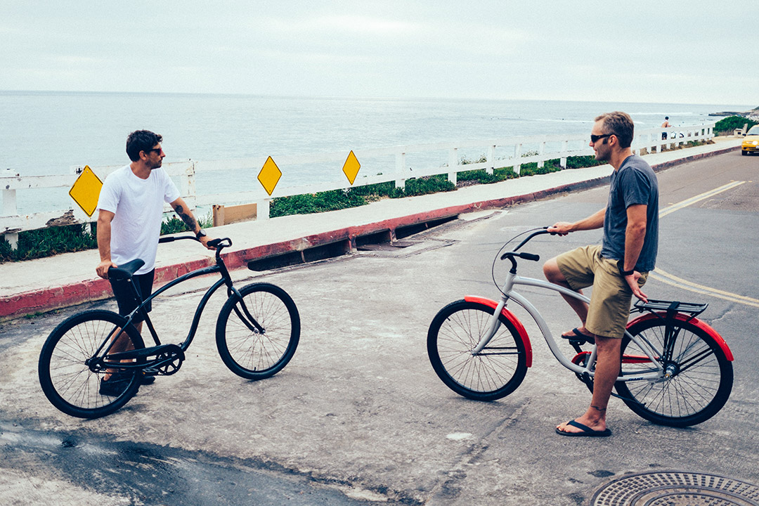 Hai người bạn lái xe đạp để tập thể dục buổi sáng tăng cường sức khỏe