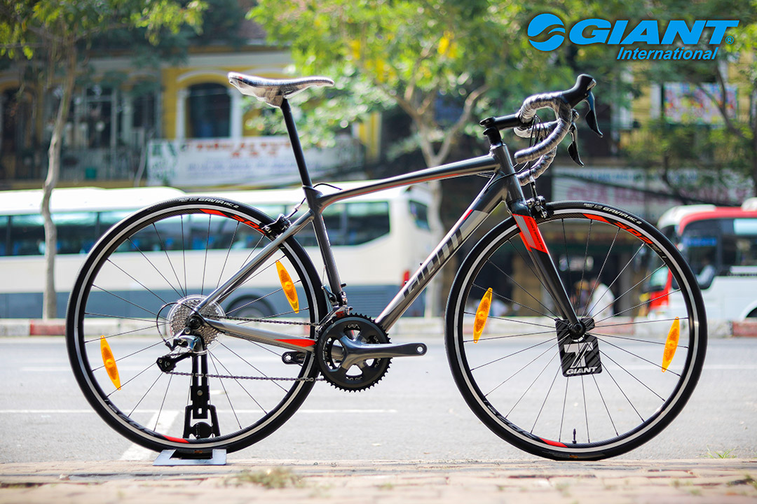 Xe đạp cuộc Giant Contend SL 2 phiên bản đen đỏ đầy nam tính