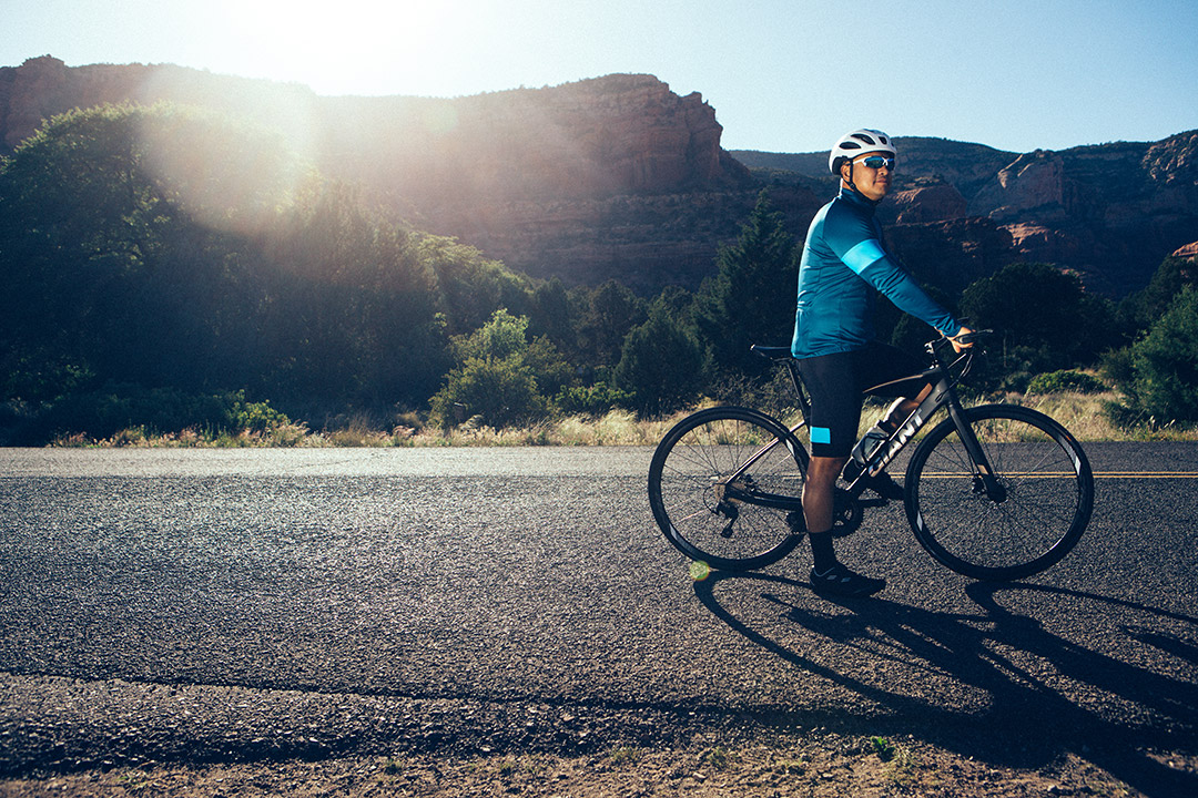 Những giọt mồ hôi lấm tấm trên gương mặt người trung niên dưới ánh nắng mặt trời sau khi luyện tập cùng xe đạp Giant