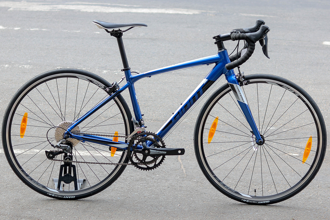 Xe đạp Giant Contend 2 phiên bản màu xanh