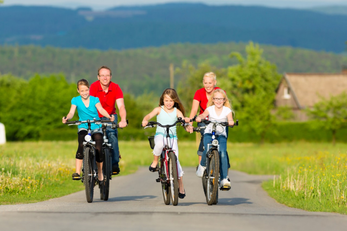 Cả gia đình đạp xe hạnh phúc bên nhau