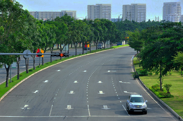 Đại lộ Nguyễn Văn Linh với hai hàng cây xanh bên đường
