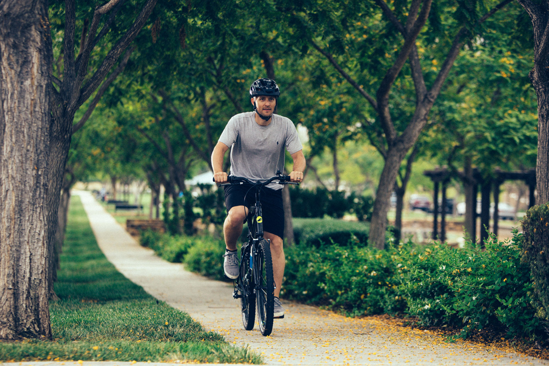Đạp xe dưới bóng cây tạo cảm giác hứng thú khi đạp và tránh nắng nóng