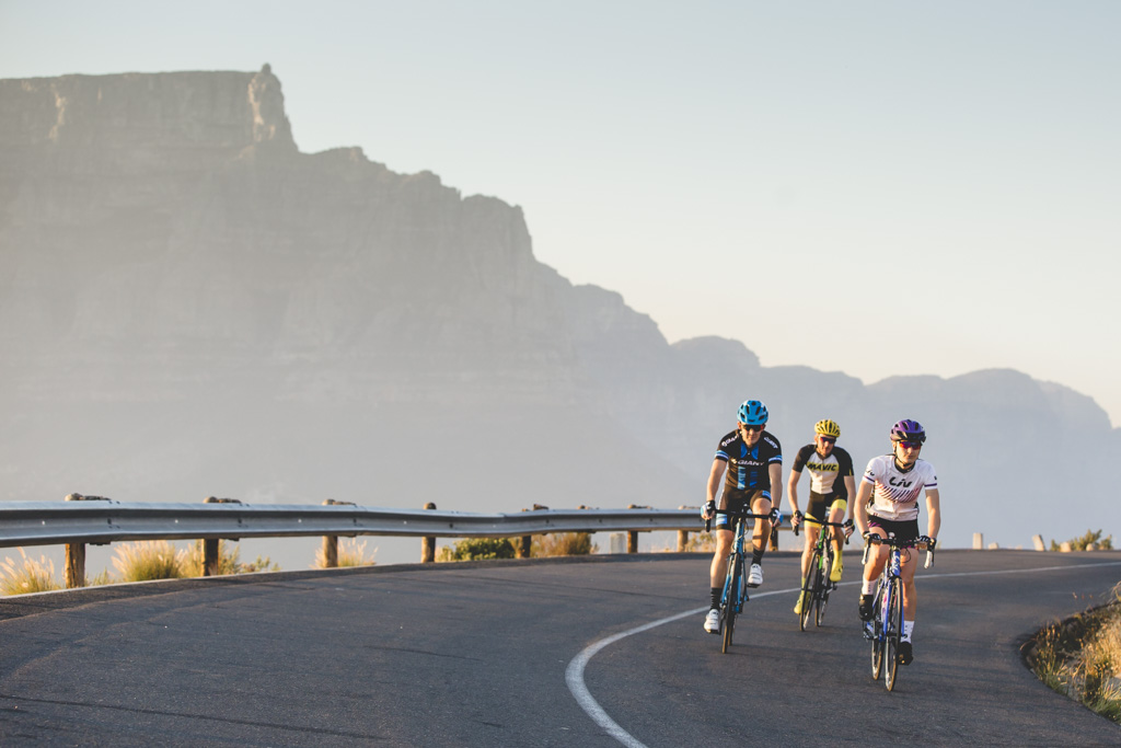 Các tay đua thẻ đạp xe trên ngọn đồi cao đầy sương sớm