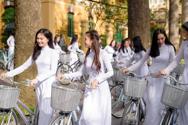 Xe đạp là một trong những phương tiện phổ biến của Học Sinh Việt Nam từ nông thôn đến thành thị