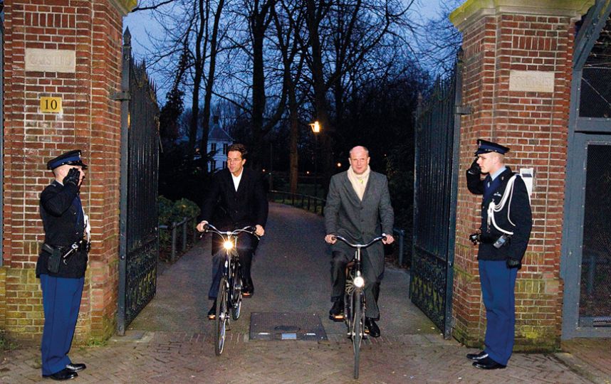 Ngài Mask Rutte kết thúc ngày làm việc của mình trên chiếc xe đạp về nhà