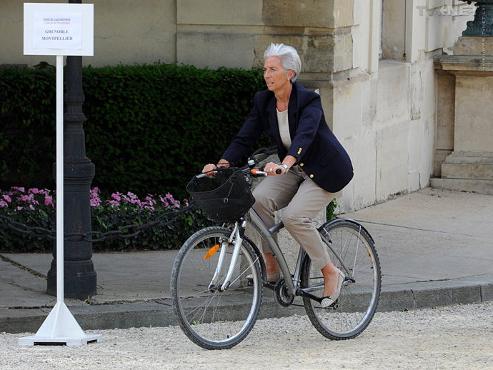 Bộ trưởng tài chính Pháp, Christine Lagarde lựa chọn xe đạp đi làm hằng ngày