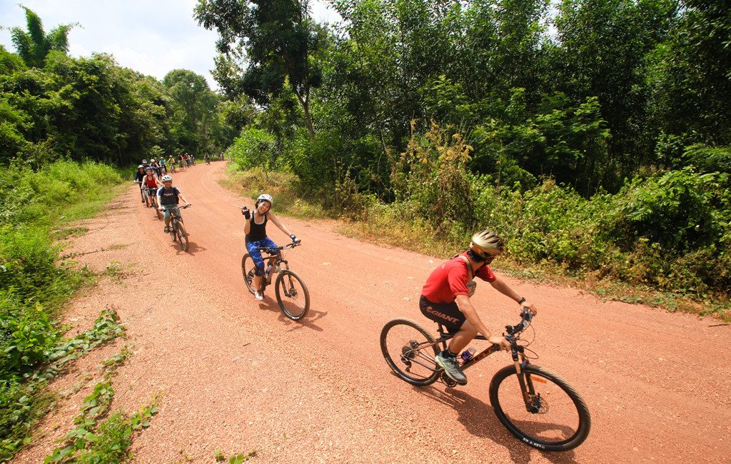 Núi Dinh cách thành phố Sài Gòn khoảng 50km