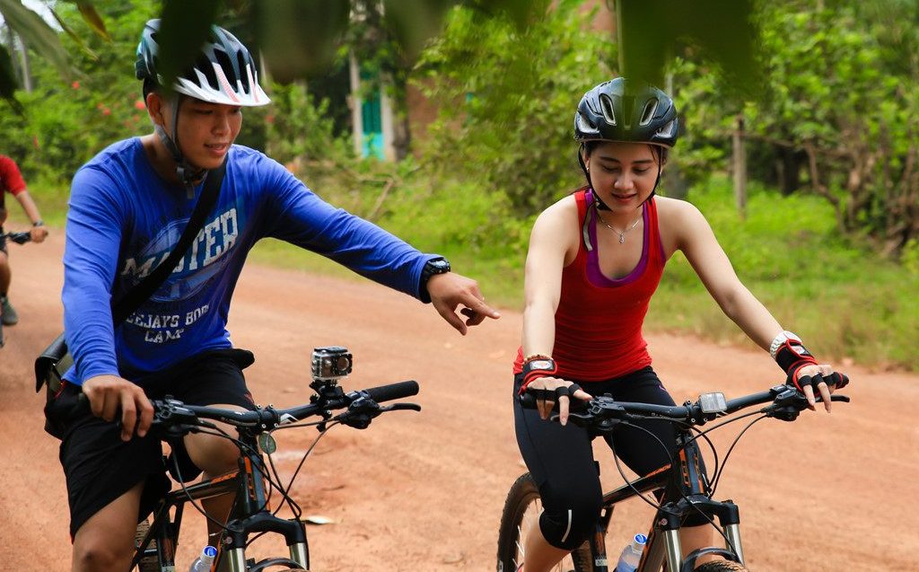 Nhiều người sinh sống tại Sài Gòn thích thú phượt bằng xe đạp