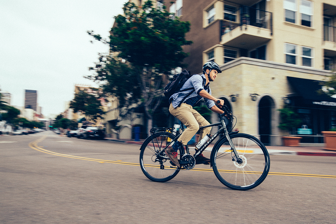 Đạp xe đi làm cũng là cách tập thể dục nâng cao sự dẻo dai mà không mất phí