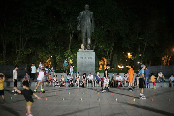 Cảnh nhộn nhịp buổi chiều tối tại công viên Lê Văn Tám
