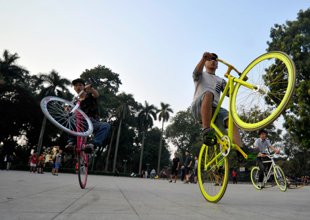 Các bạn trẻ say sưa tập các kỹ thuật trên xe đạp tại công viên