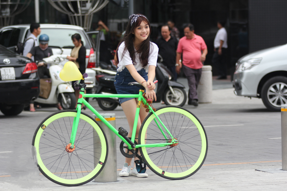 Các bạn trẻ cũng hay đạp xe và ghé chơi tại phố đi bộ Nguyễn Huệ
