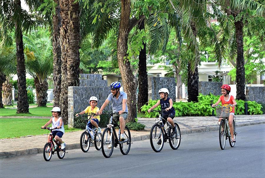 Các hộ dân cư ở đây cũng thường xuyên luyện tập thể dục bằng xe đạp
