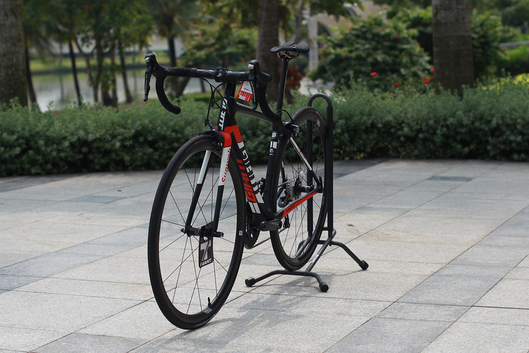 TCR Advanced Pro Team thích hợp di chuyển trên cả đường trường và đường đèo