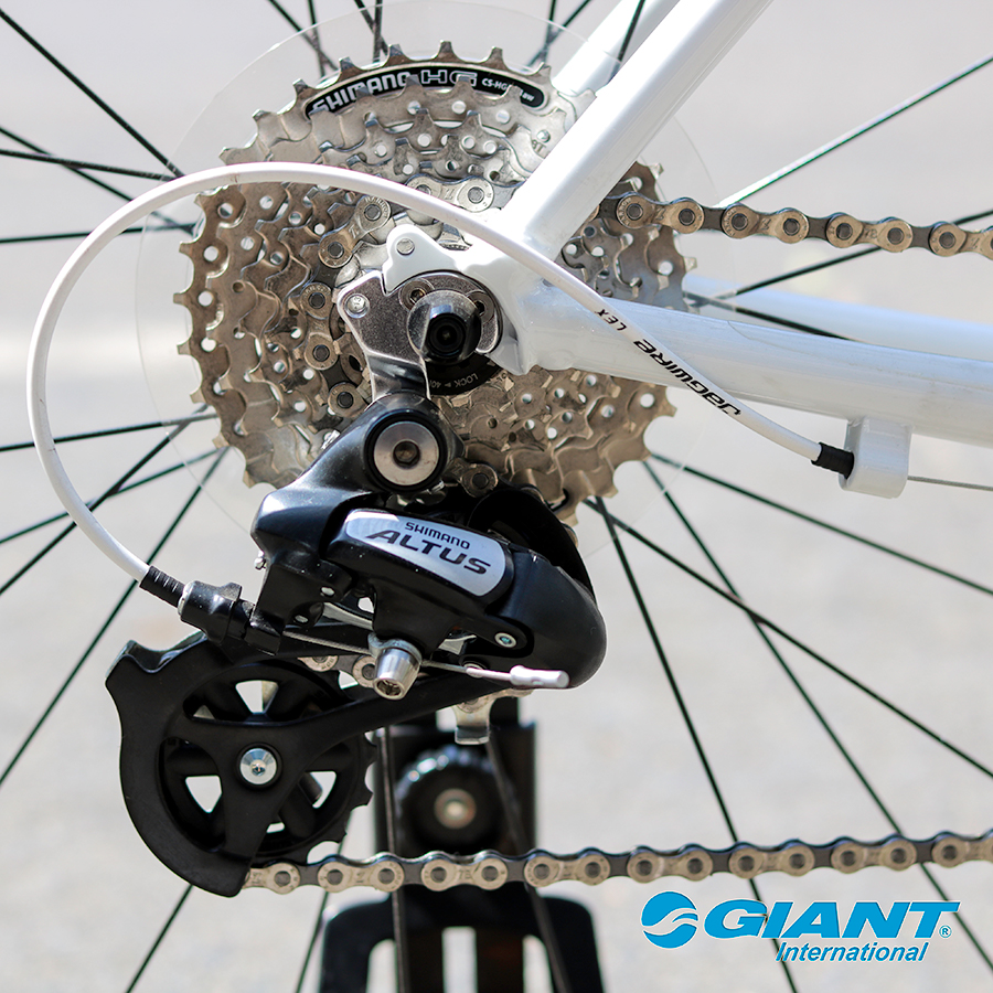 Xe được trang bị cùi đề sau Shimano Altus chuyển động mượt mà