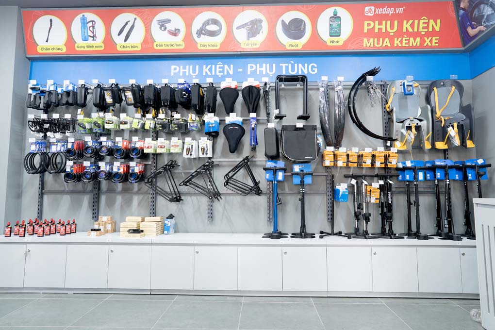 Cửa hàng trang bị đầy đủ phụ kiện phụ tùng cho xe đạp, xe điện.