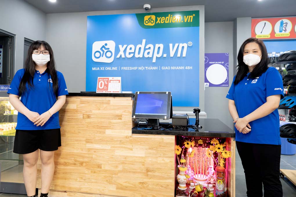 Nhân viên cửa hàng Xedap.vn hân hạnh được phục vụ quý khách hàng
