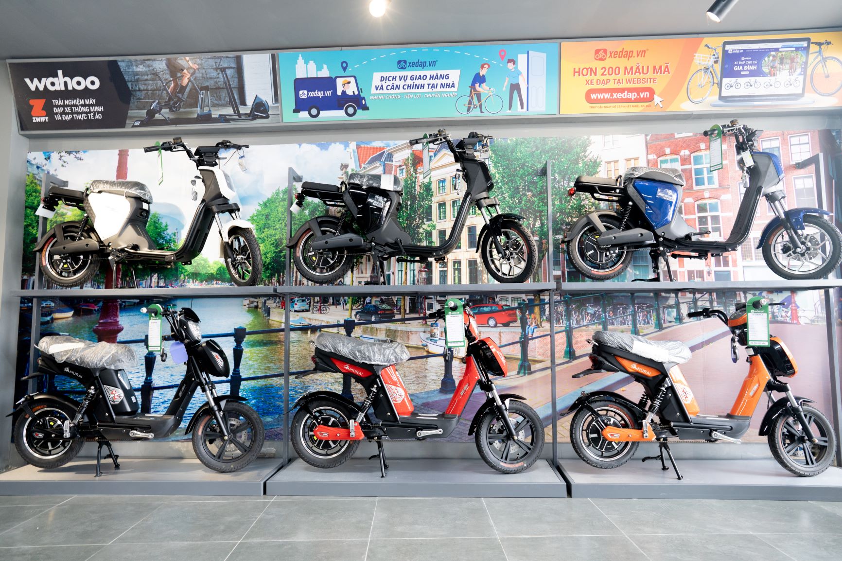 Xe đạp điện được trưng bày gọn gàng thu hút sự quan tâm của khách hàng